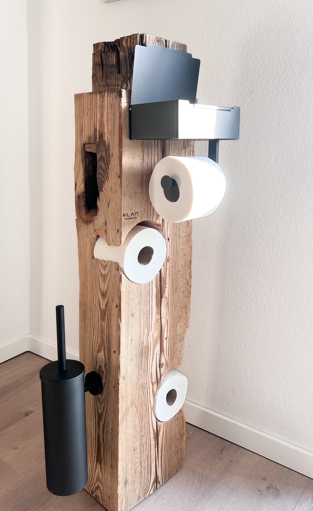 Handgefertigter Toilettenpapierhalter aus Fichte 104 × 35 cm mit Blitzstruktur – Seitenansicht
