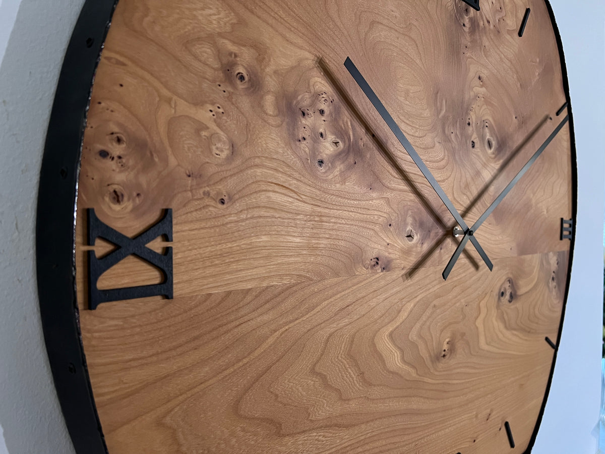 Handgefertigte XXL-Wanduhr aus Ulmenholz 84 cm – No. 546 – Seitenansicht