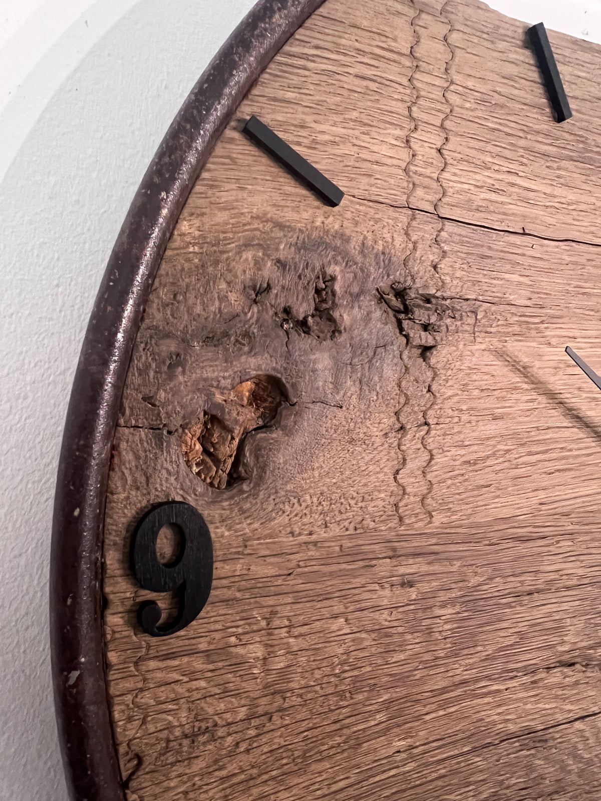 Handgefertigte Wanduhr aus Altholz-Eiche 50 cm mit Edelstahlring – No. 552 – Seitenansicht
