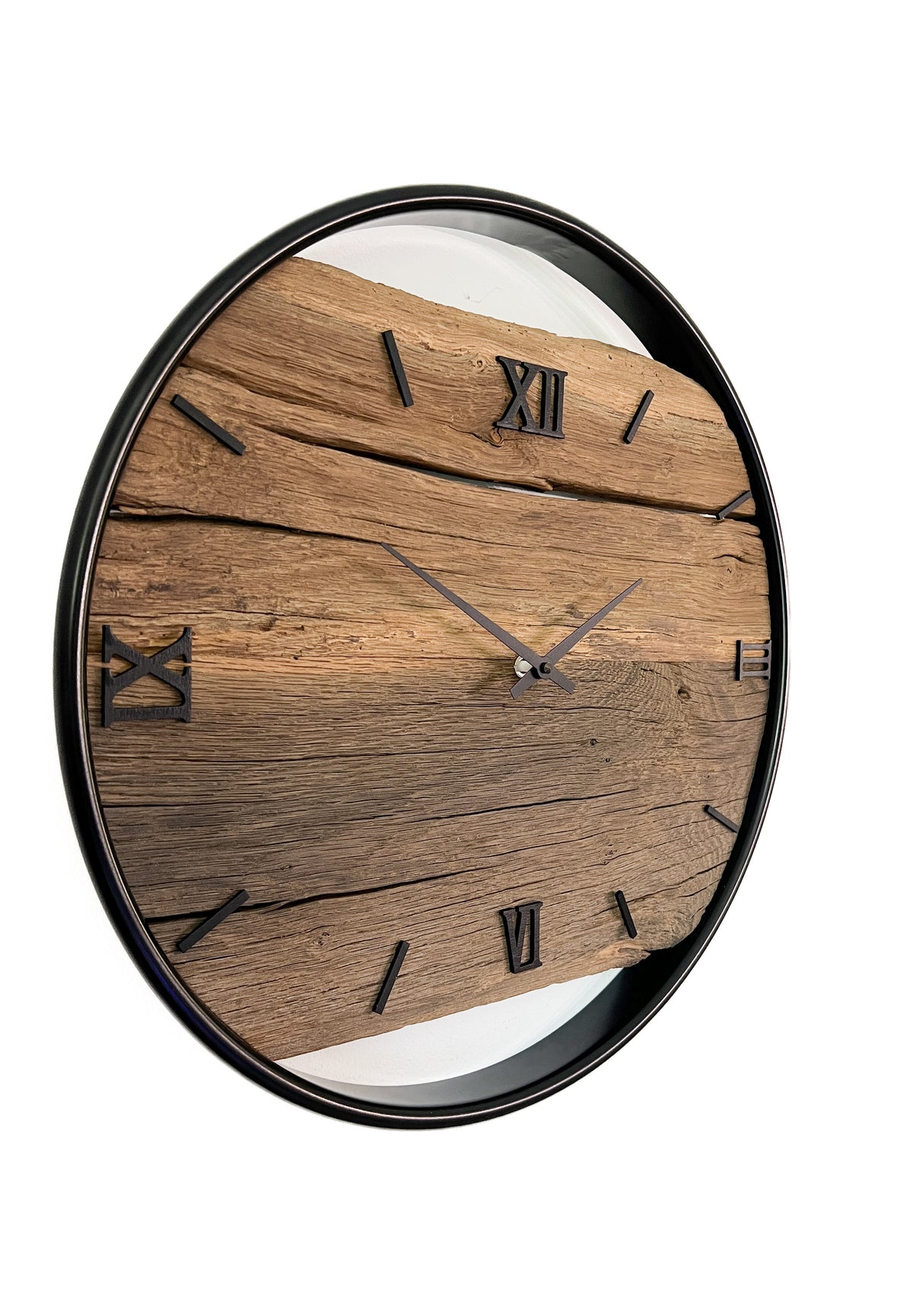 Handgefertigte Wanduhr aus Altholz-Eiche 45 cm mit Edelstahlring – No. 531 – Detailansicht
