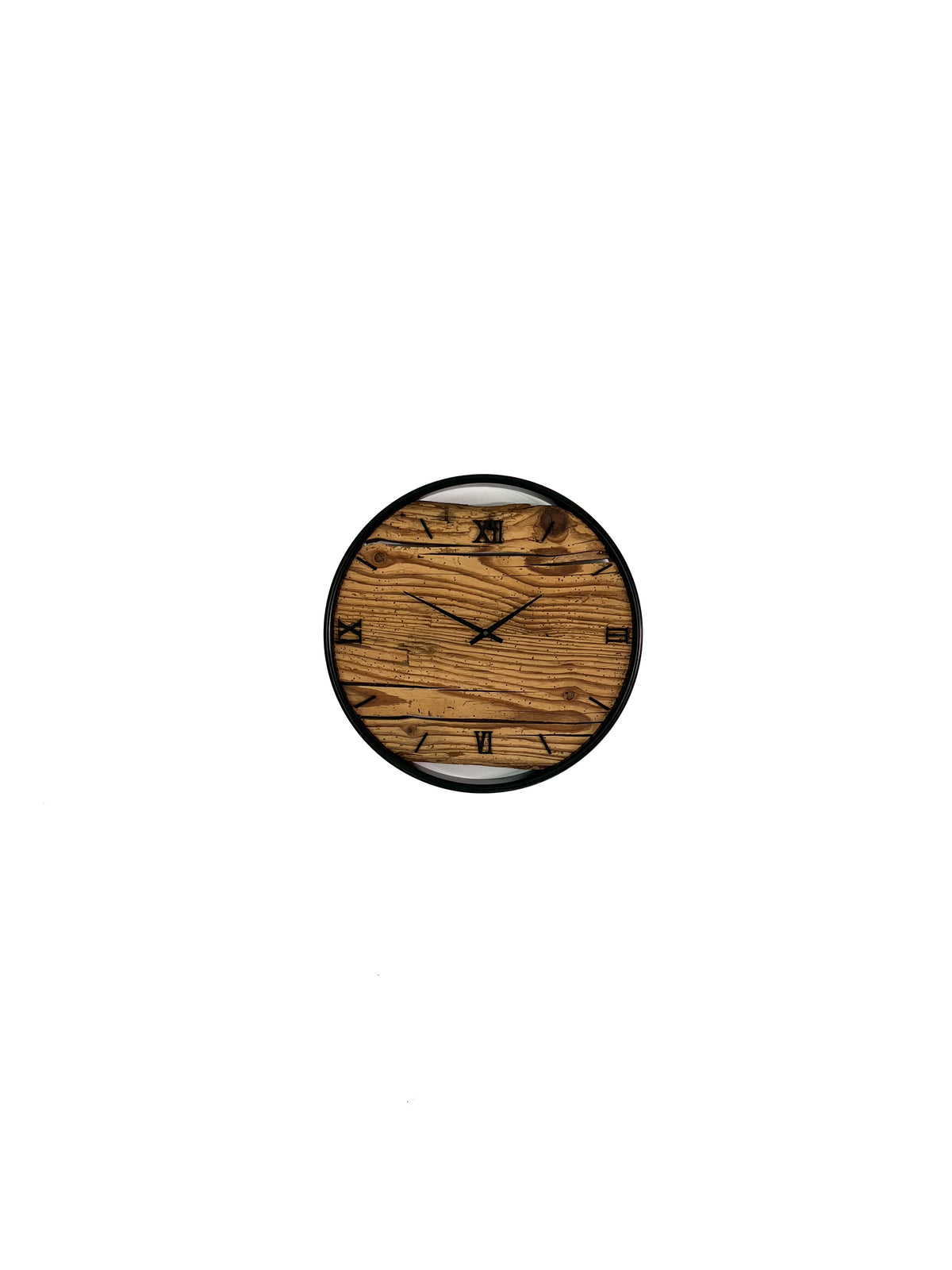 Handgefertigte Wanduhr aus Altholz-Fichte 40 cm mit Edelstahlring – No. 491 – Detailansicht