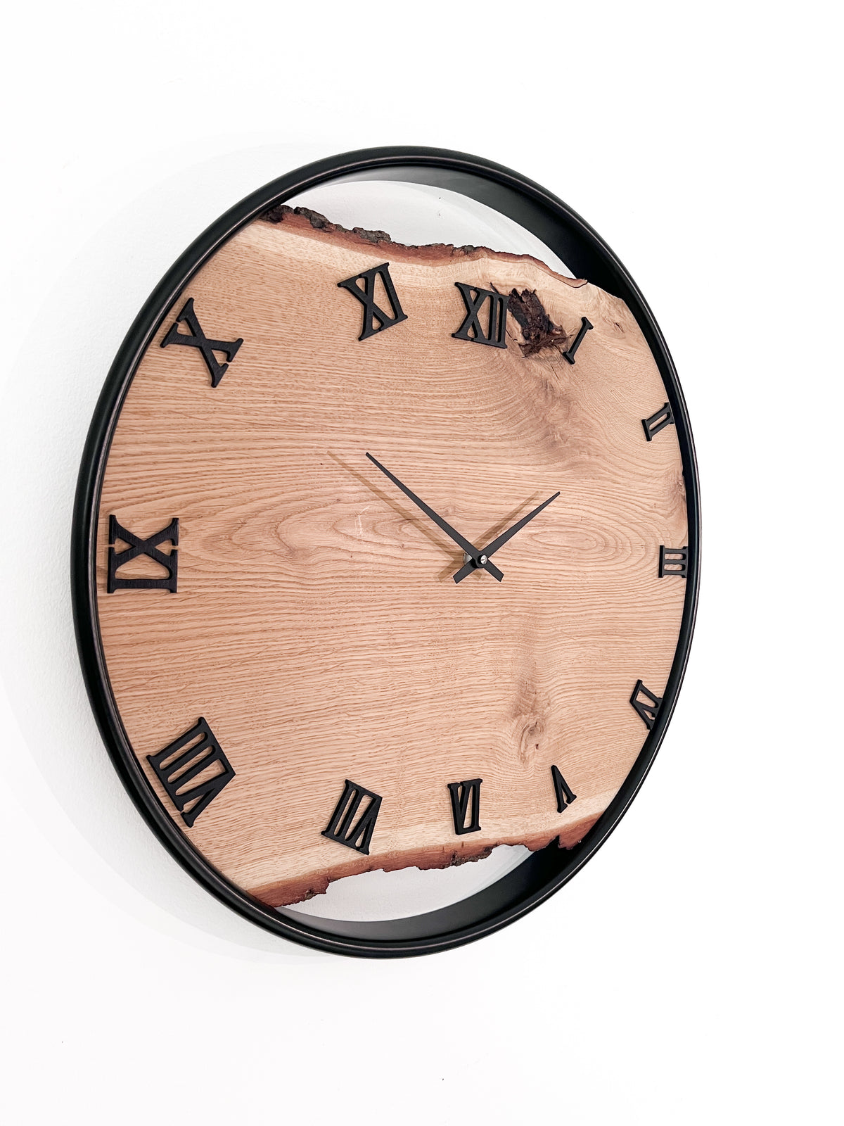 Handgefertigte Wanduhr aus Eiche 50 cm mit Edelstahlring – No. 432 – Detailansicht
