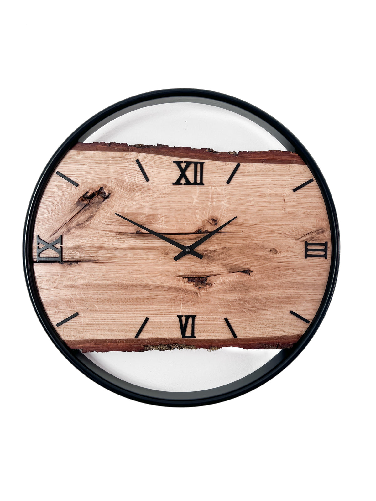 Handgefertigte Wanduhr aus Eiche 45 cm mit Baumkante – No. 561 – Gesamtansicht