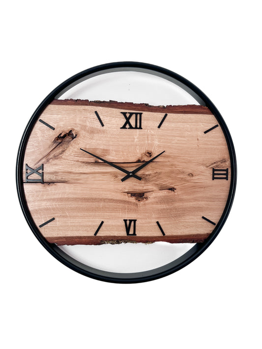 Handgefertigte Wanduhr aus Eiche 45 cm mit Baumkante – No. 561 – Gesamtansicht