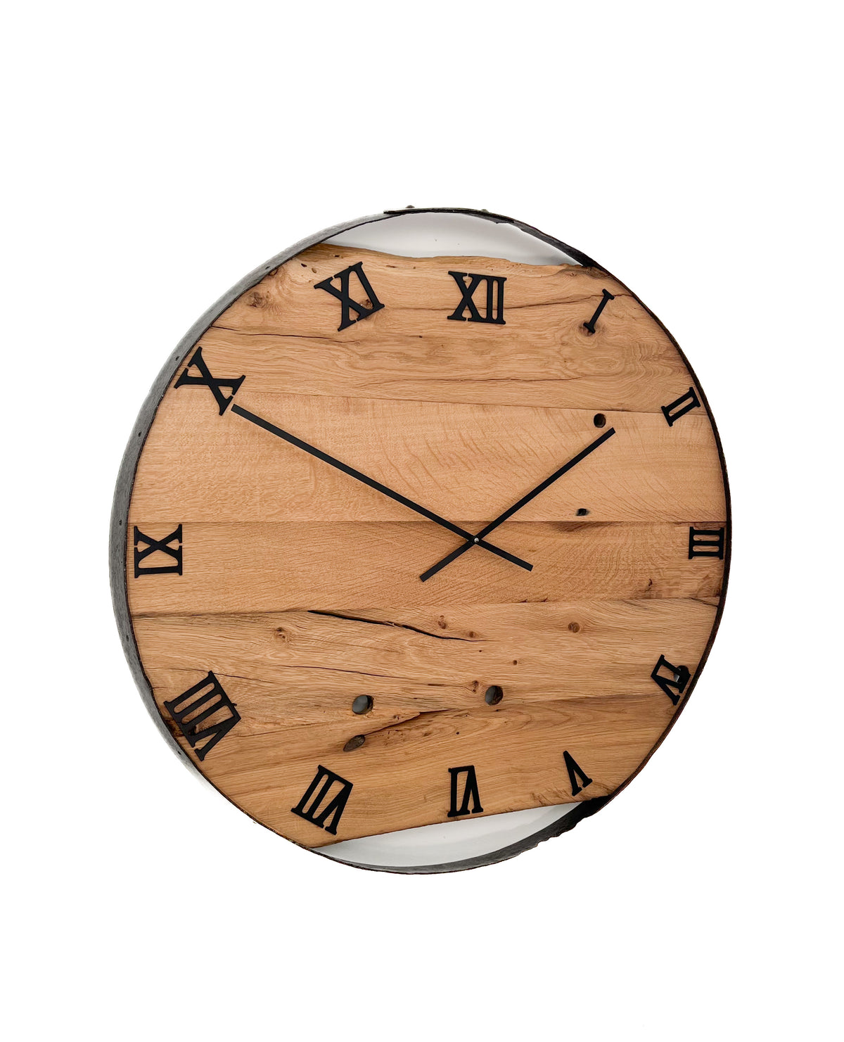 Handgefertigte XXL-Wanduhr aus Altholz-Eiche 83 cm mit Fassring – No. 388 – Detailansicht