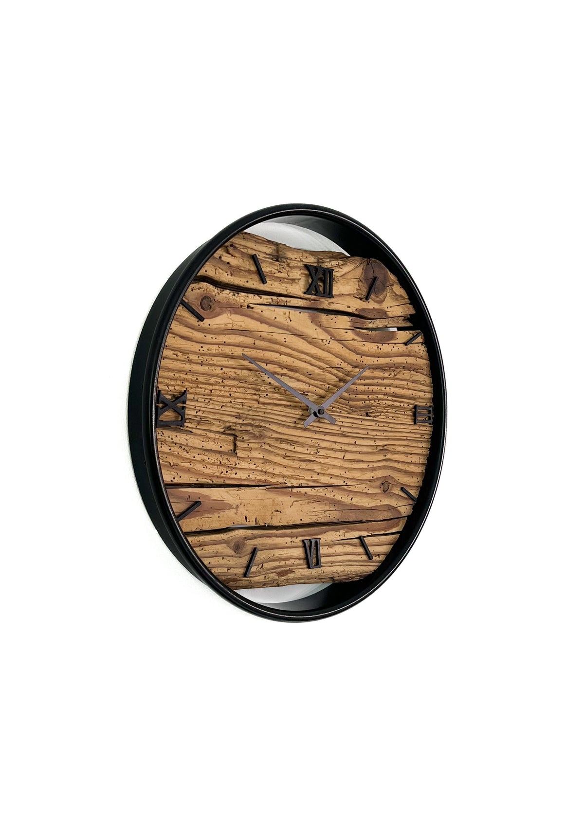 Handgefertigte Wanduhr aus Altholz-Fichte 40 cm mit Edelstahlring – No. 491 – Gesamtansicht