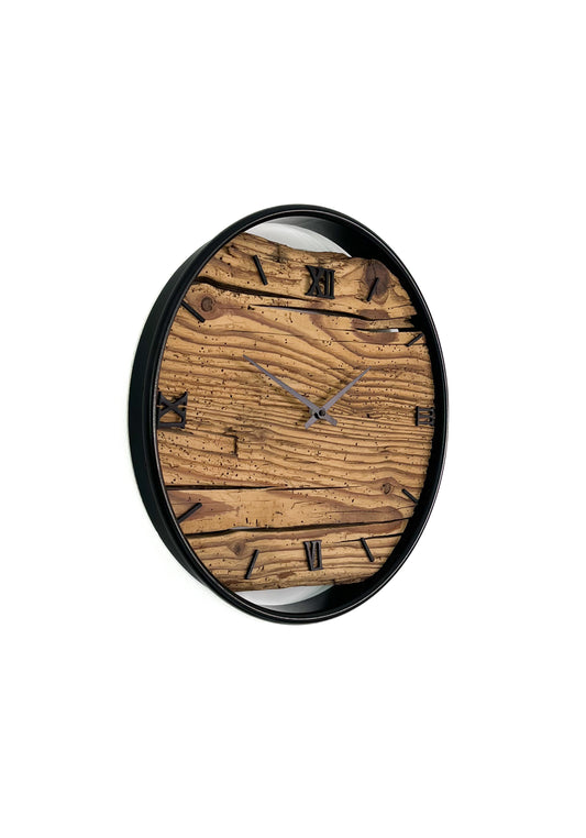 Handgefertigte Wanduhr aus Altholz-Fichte 40 cm mit Edelstahlring – No. 491 – Gesamtansicht