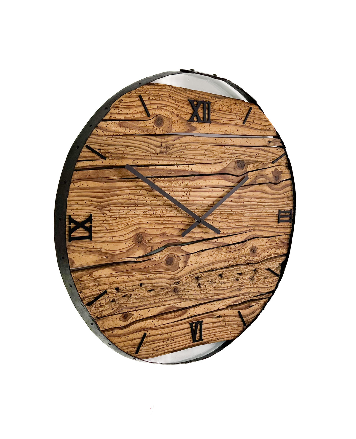 Handgefertigte XXL-Wanduhr aus Altholz-Fichte mit Fassring – No. 523 – Detailansicht