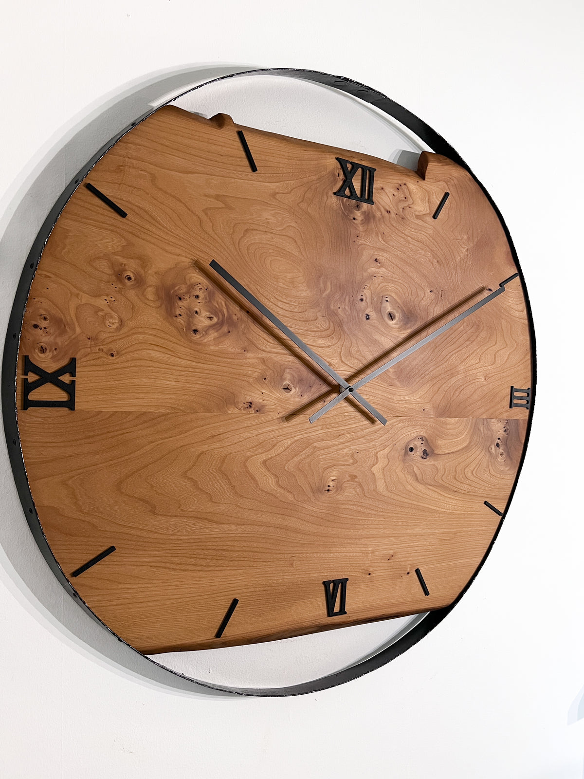 Handgefertigte XXL-Wanduhr aus Ulmenholz 84 cm – No. 546 – Detailansicht