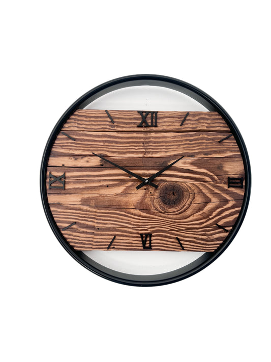 Handgefertigte Wanduhr aus Fichte 40 cm mit Edelstahlring – No. 563 – Gesamtansicht