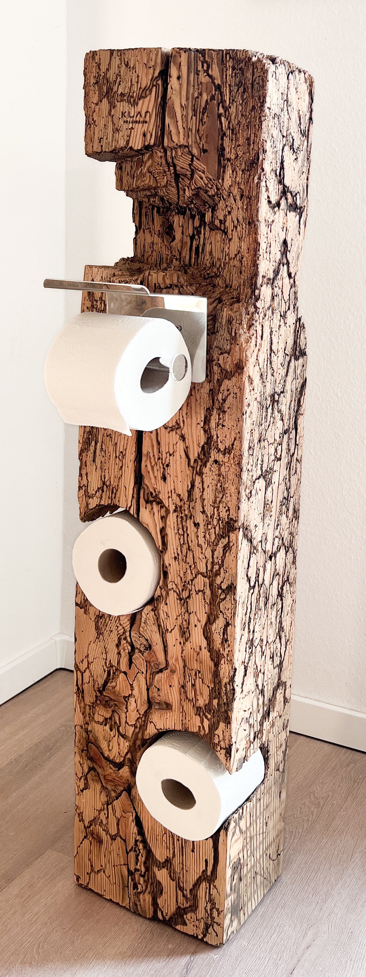 Handgefertigter Toilettenpapierhalter aus Fichte 105 cm mit Blitzstruktur – Gesamtansicht