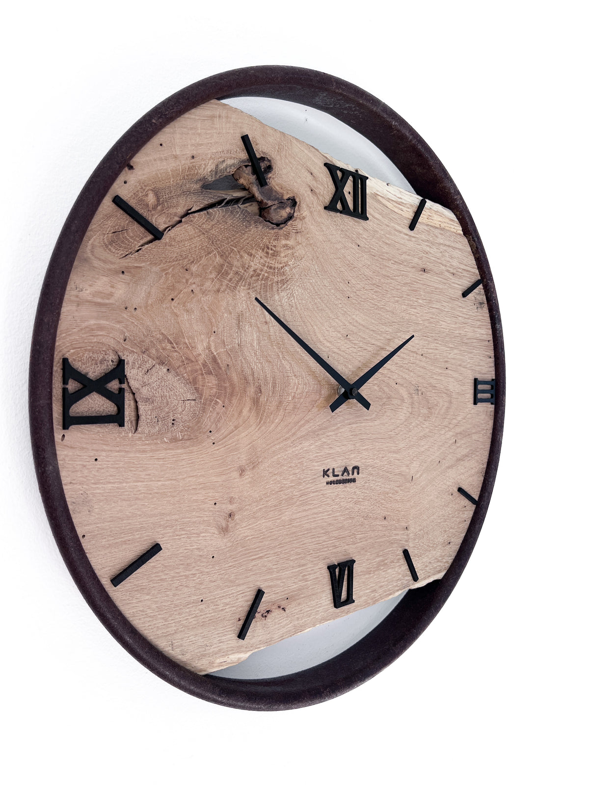 Handgefertigte Wanduhr aus Eiche 45 cm mit Ring im Rostlook – Unikat NO 577