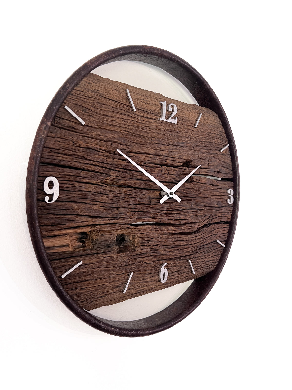 Handgefertigte Wanduhr aus Altholz-Eiche 40 cm im originalen Weinfassring – No. 556 – Detailansicht