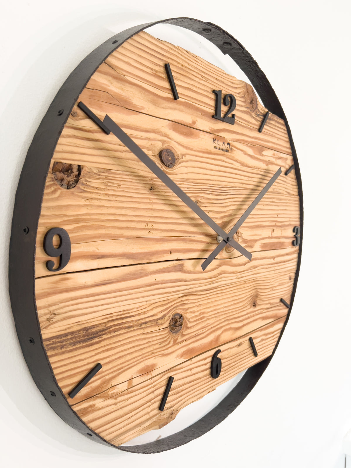 Handgefertigte Wanduhr aus Altholz-Fichte 55 cm mit Fassring – No. 515 – Seitenansicht