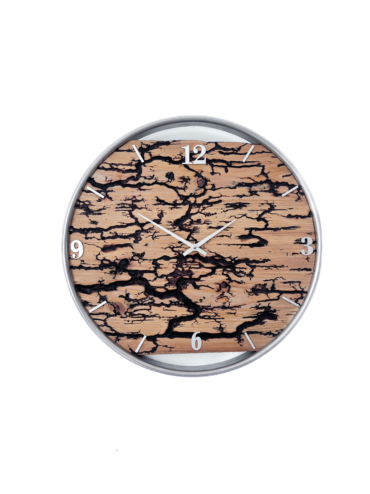 Handgefertigte Wanduhr aus Fichte 45 cm mit Blitzstruktur und geschliffenem Edelstahlring – Unikat NO 574