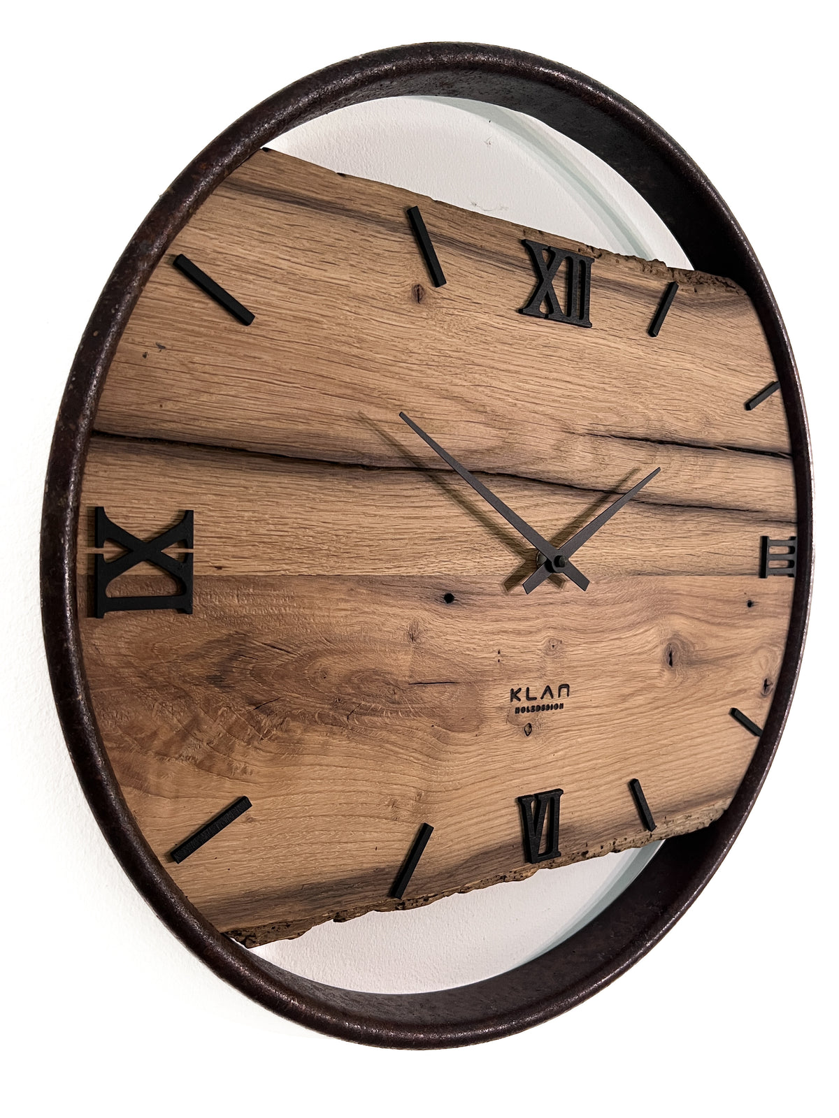 Handgefertigte Wanduhr aus Altholz-Eiche 45 cm mit Metallring – No. 551 – Detailansicht