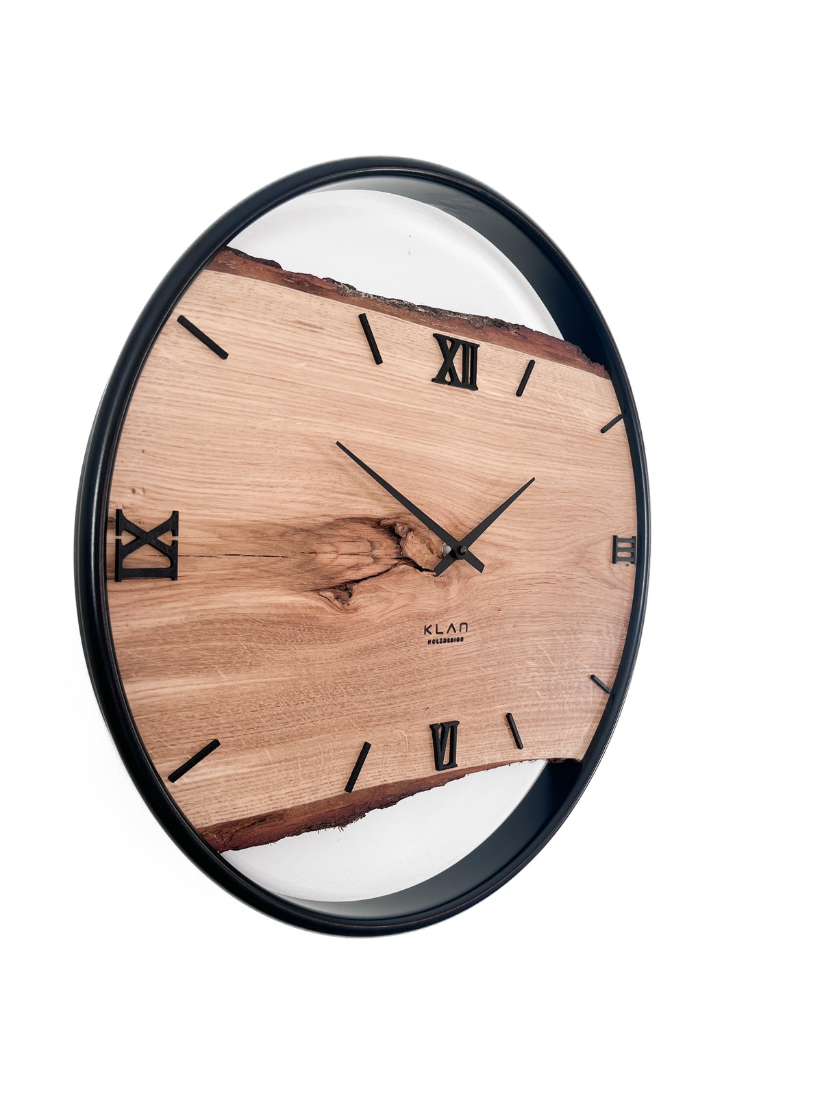 Handgefertigte Wanduhr aus Eiche 45 cm mit Baumkante – No. 560 – Detailansicht