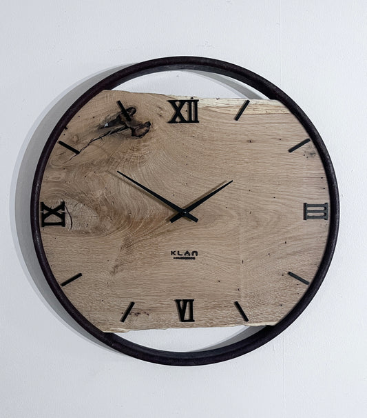 Handgefertigte Wanduhr aus Eiche 45 cm mit Ring im Rostlook und schwarzen römischen Ziffern – Unikat NO 577