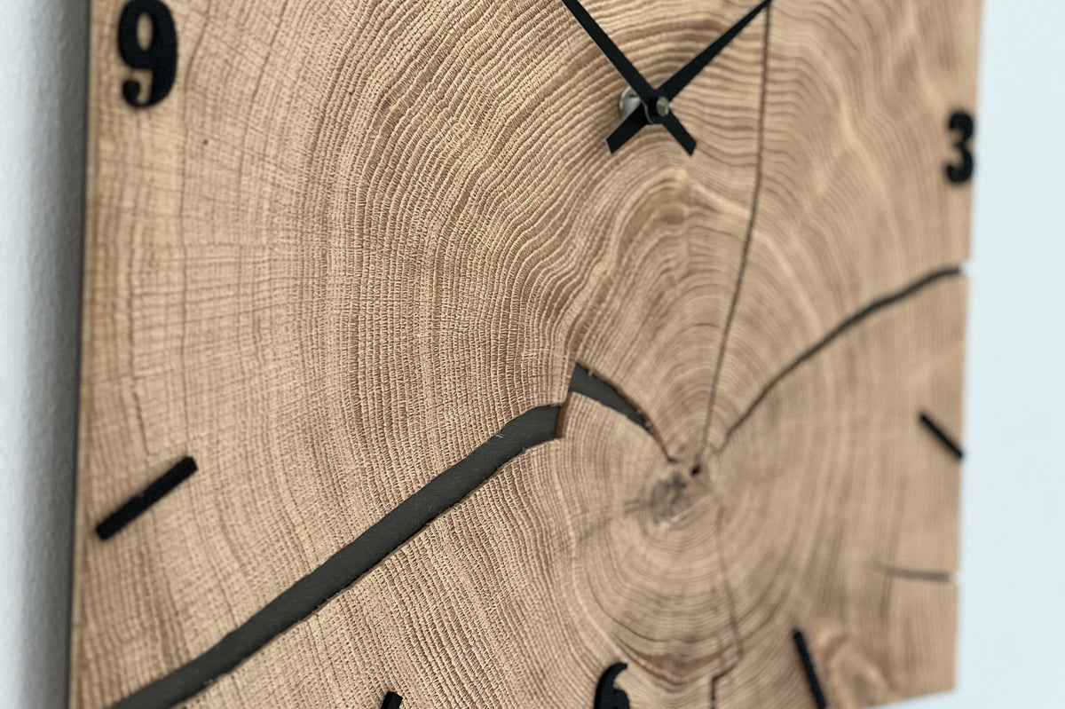 Handgefertigte Quadratische Wanduhr aus Eichenwurzelholz 43 × 43 cm – No. 278 – Detailansicht