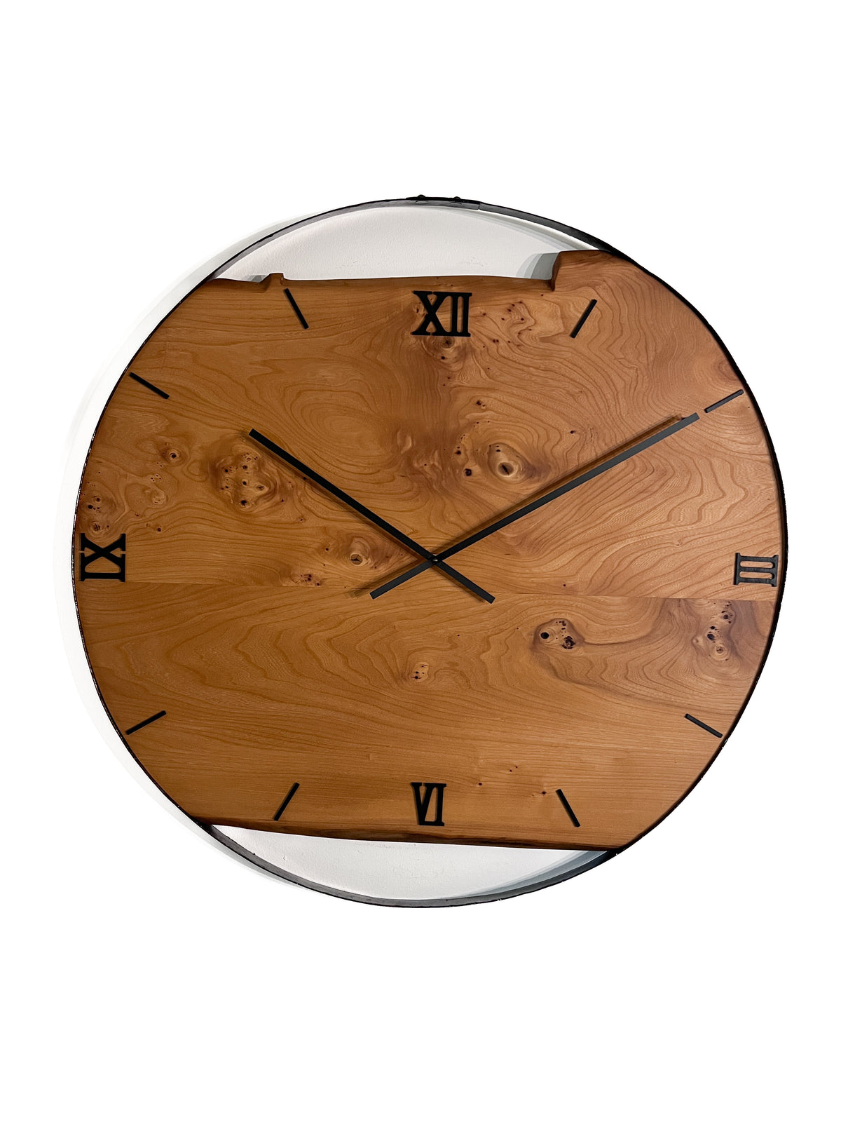 Handgefertigte XXL-Wanduhr aus Ulmenholz 84 cm – No. 546 – Gesamtansicht