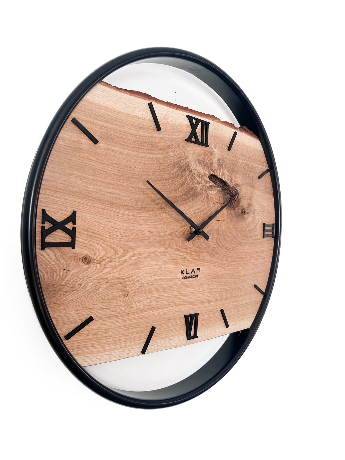 Handgefertigte Wanduhr aus Eiche 45 cm mit Edelstahlring – No. 558 – Detailansicht