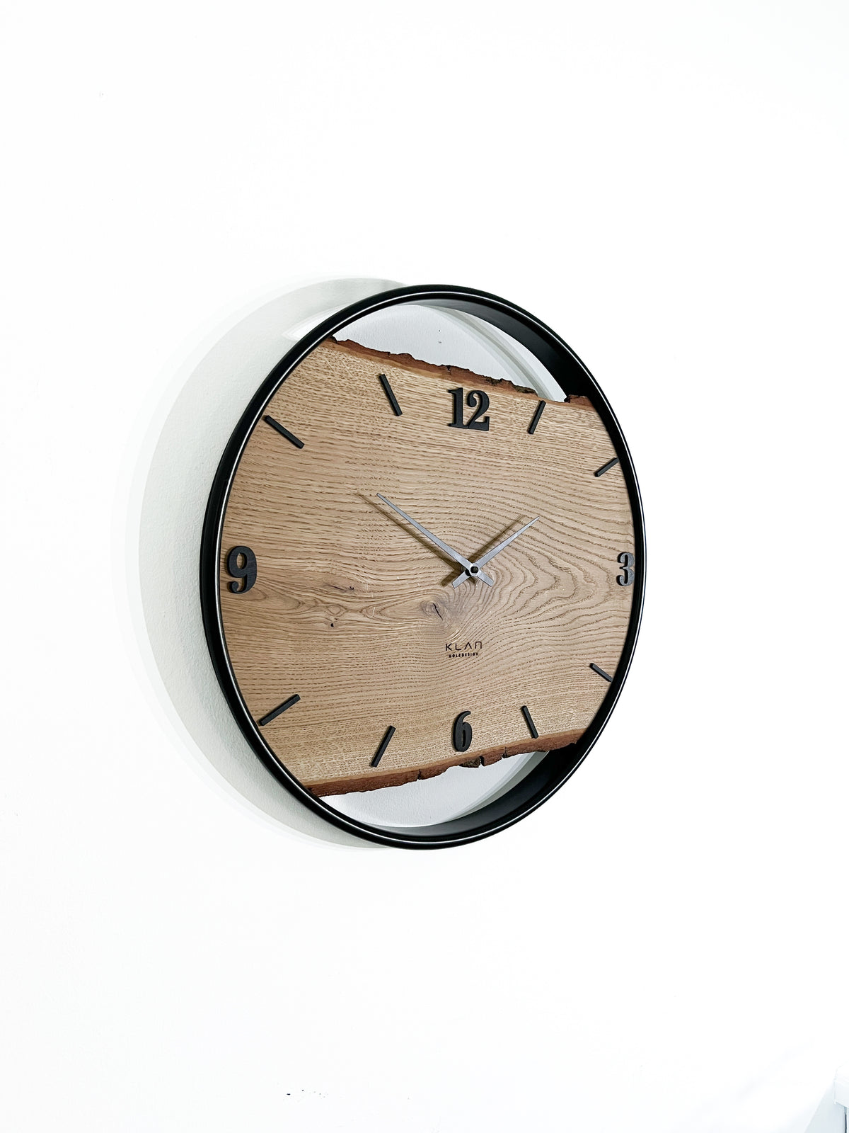 Handgefertigte Wanduhr aus Eiche 45 cm mit Edelstahlring – No. 505 – Detailansicht