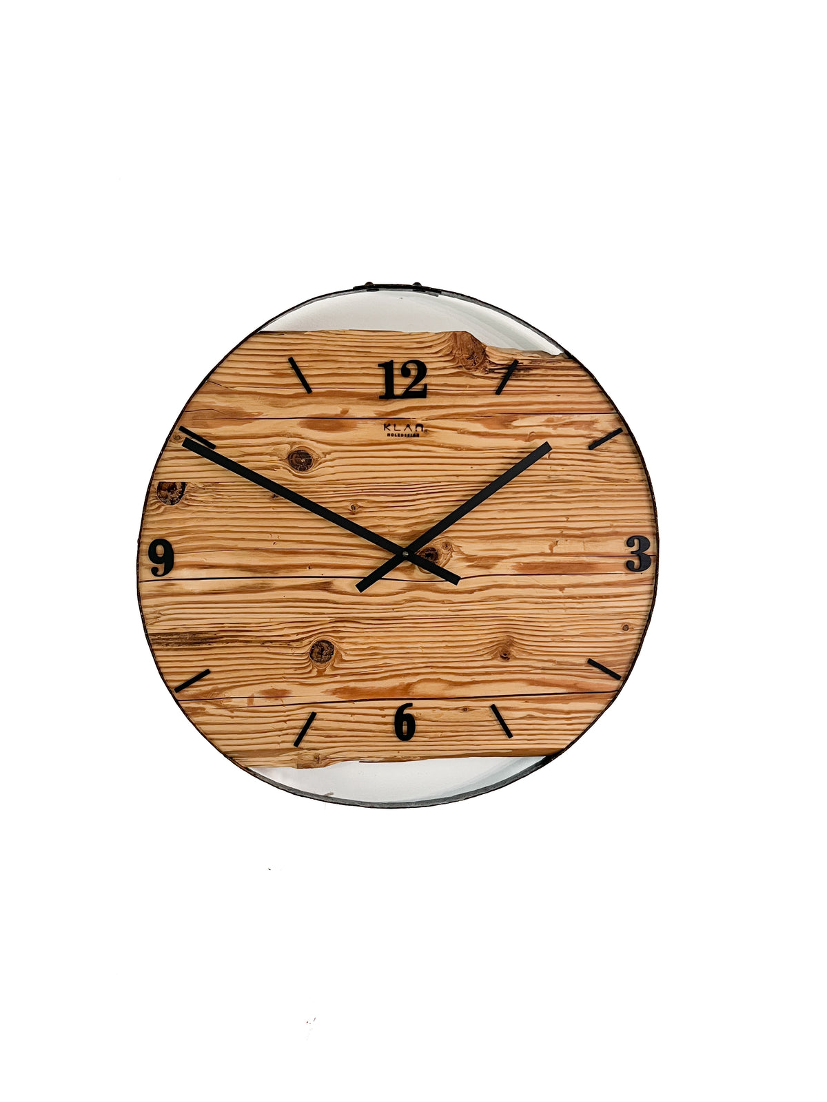 Handgefertigte Wanduhr aus Altholz-Fichte 55 cm mit Fassring – No. 515 – Gesamtansicht