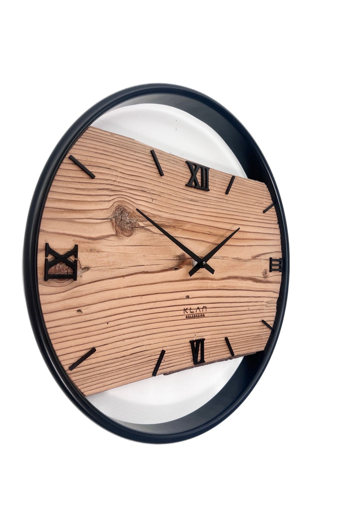 Handgefertigte Wanduhr aus Altholz Fichte 40 cm mit schwarzem Edelstahlring – Unikat NO 568