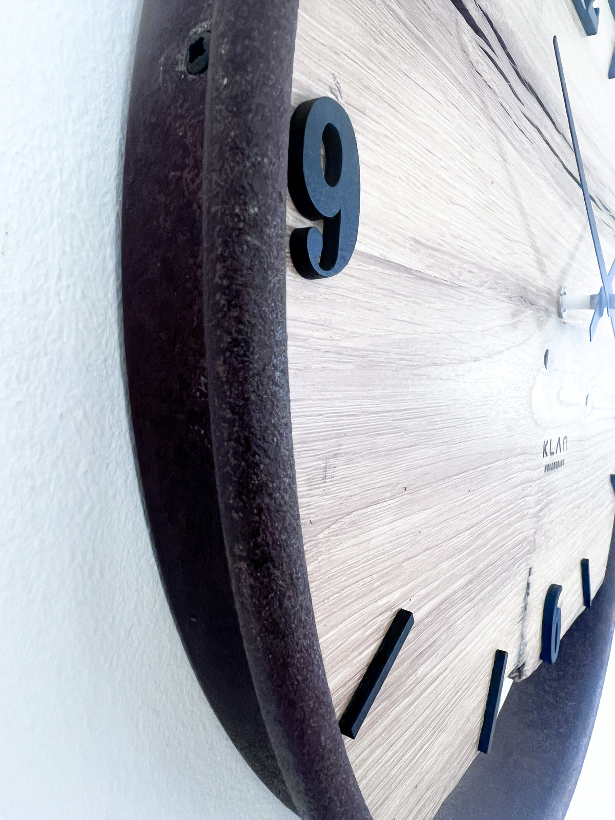 Handgefertigte Wanduhr aus Eiche 40 cm im Rost Look Ring – NO 579