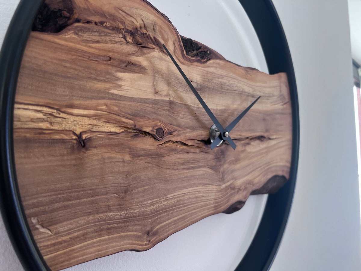 Detailaufnahme der natürlichen Maserung der Ulmenholz-Wanduhr NO 576 mit schwarzem Edelstahlring