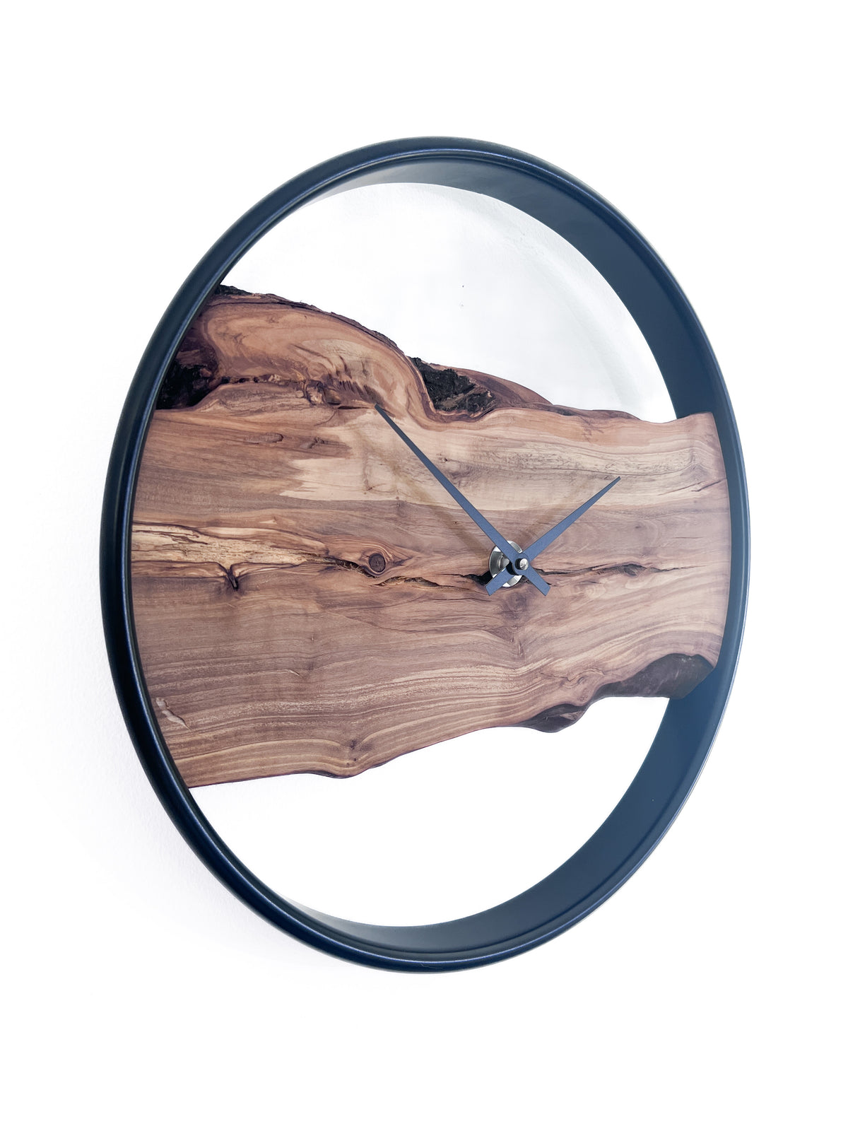 Seitenansicht der handgefertigten Wanduhr aus Ulme 40 cm mit schwarzem Edelstahlring – NO 576