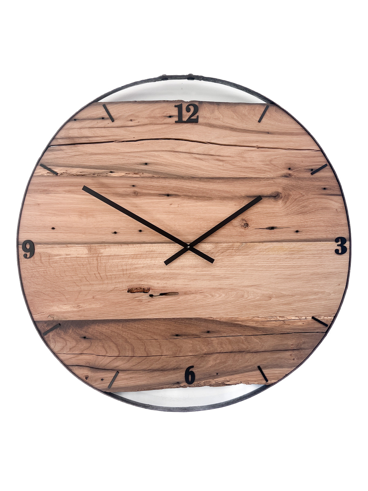Handgefertigte XXL-Wanduhr aus Altholz-Eiche 74 cm mit Fassring – No. 564 – Gesamtansicht