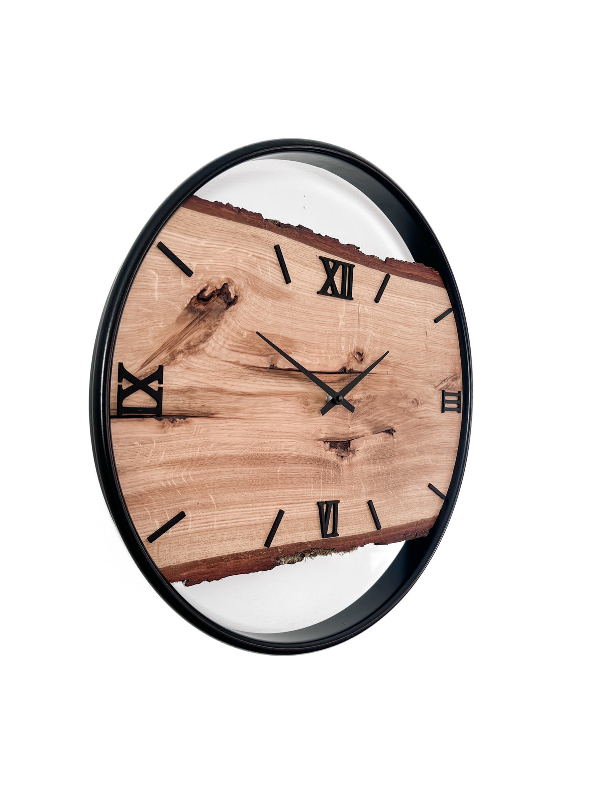 Handgefertigte Wanduhr aus Eiche 45 cm mit Baumkante – No. 561 – Detailansicht