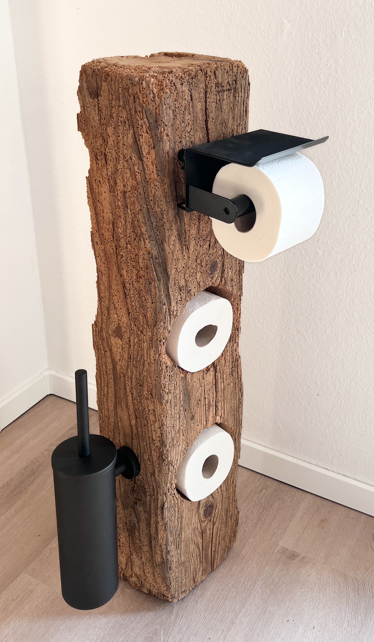 Handgefertigter Toilettenpapierhalter aus Altholz-Eiche 90 × 34 cm – Detailansicht