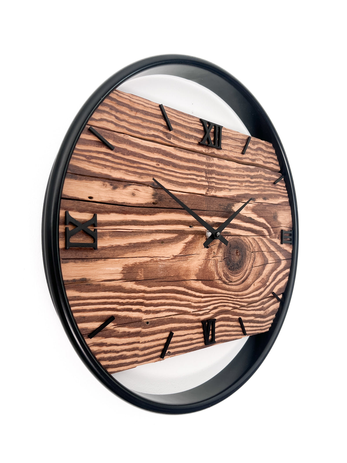 Handgefertigte Wanduhr aus Fichte 40 cm mit Edelstahlring – No. 563 – Detailansicht