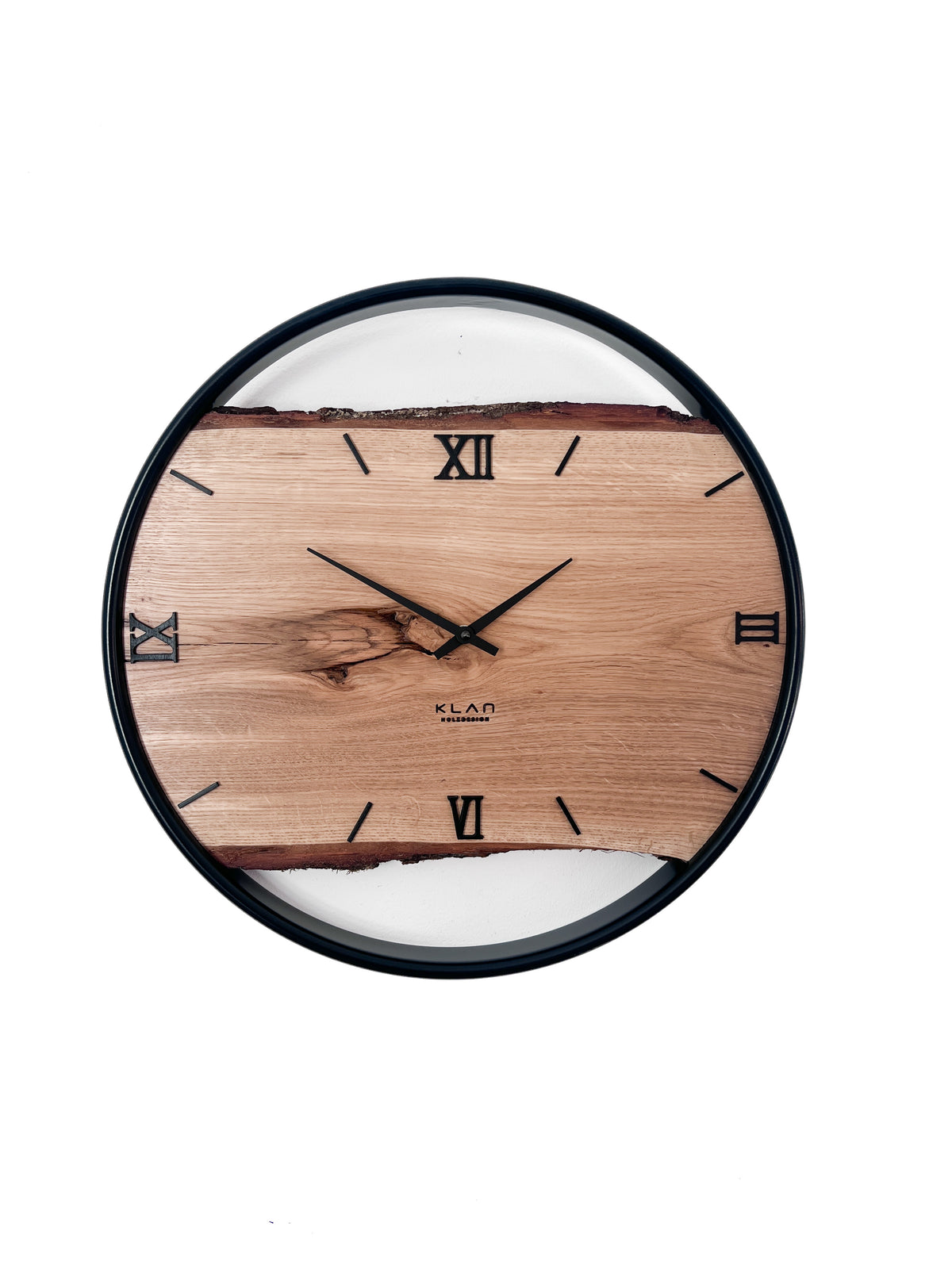 Handgefertigte Wanduhr aus Eiche 45 cm mit Baumkante – No. 560 – Gesamtansicht