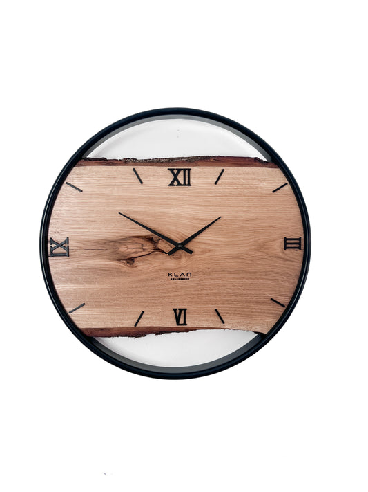 Handgefertigte Wanduhr aus Eiche 45 cm mit Baumkante – No. 560 – Gesamtansicht