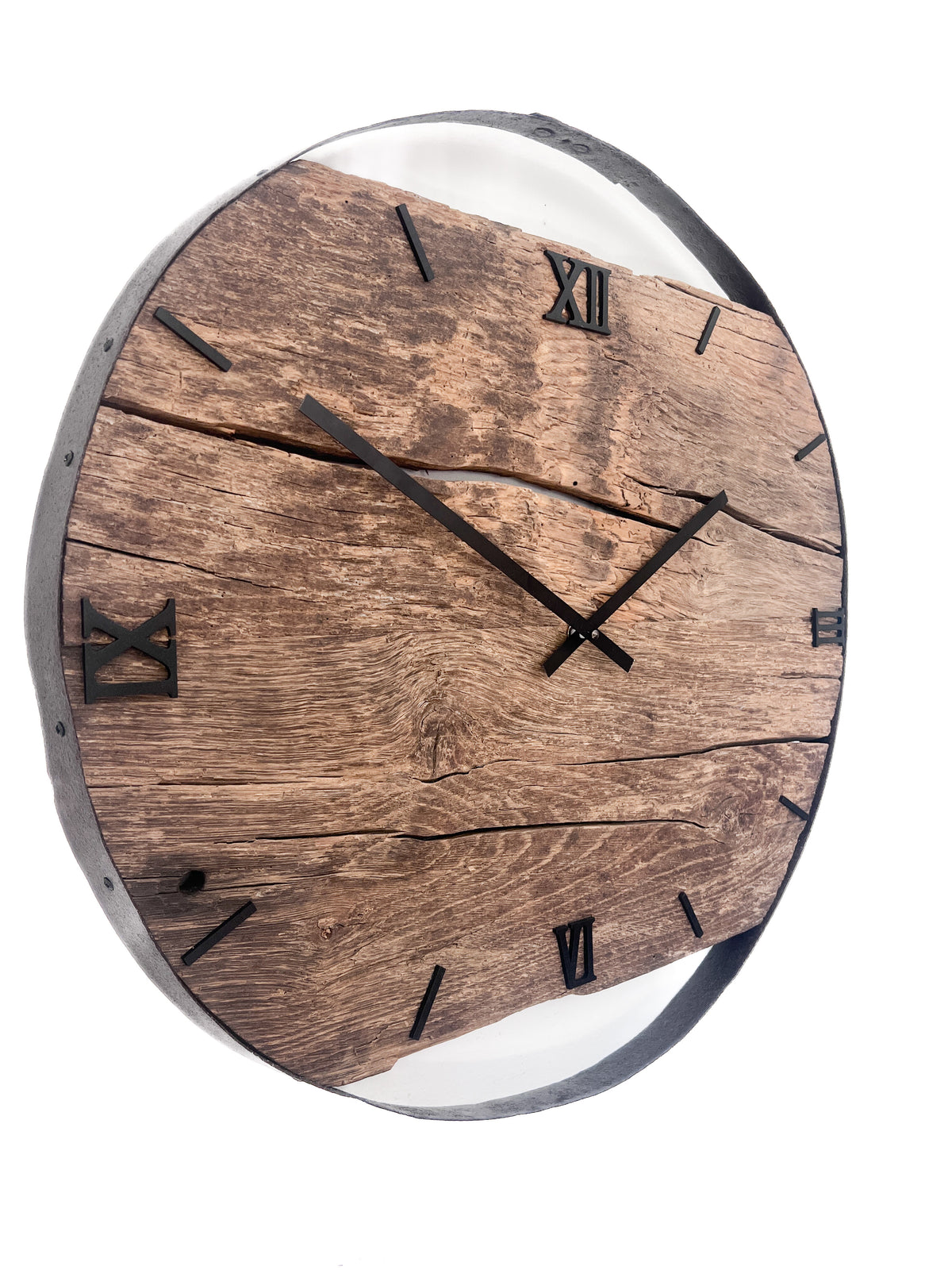 Handgefertigte XXL-Wanduhr aus Altholz-Eiche 69 cm mit Fassring – No. 570 – Detailansicht