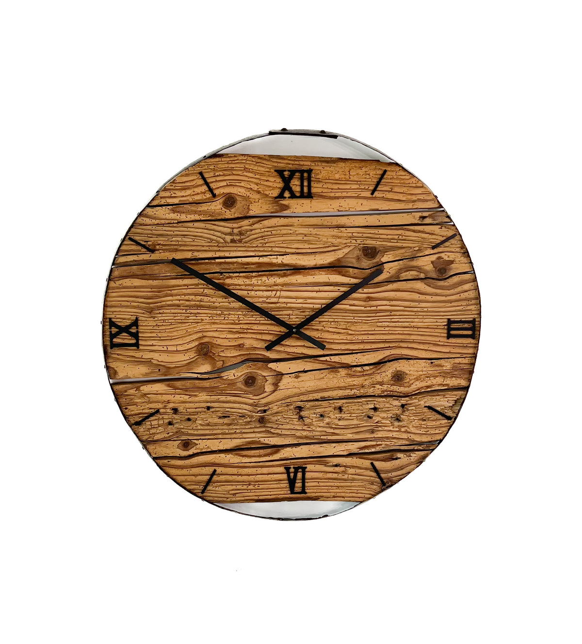 Handgefertigte XXL-Wanduhr aus Altholz-Fichte mit Fassring – No. 523 – Gesamtansicht