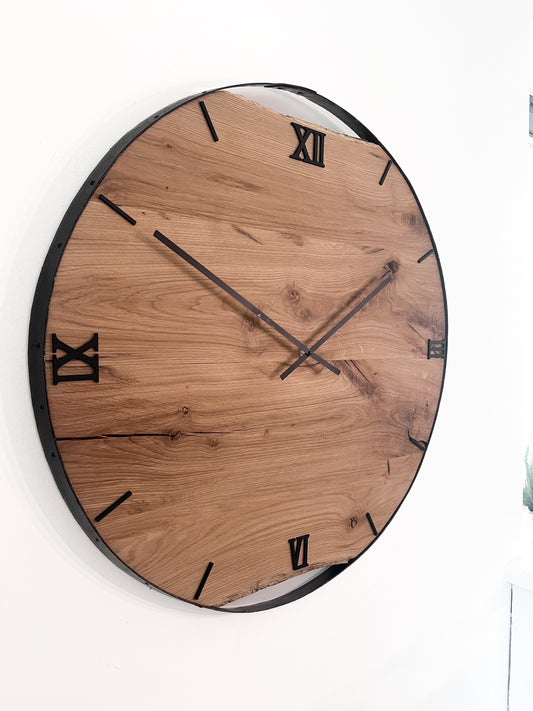 Handgefertigte XXL-Wanduhr Altholz-Eiche 76 cm im Weinfassring – No. 557 – Gesamtansicht