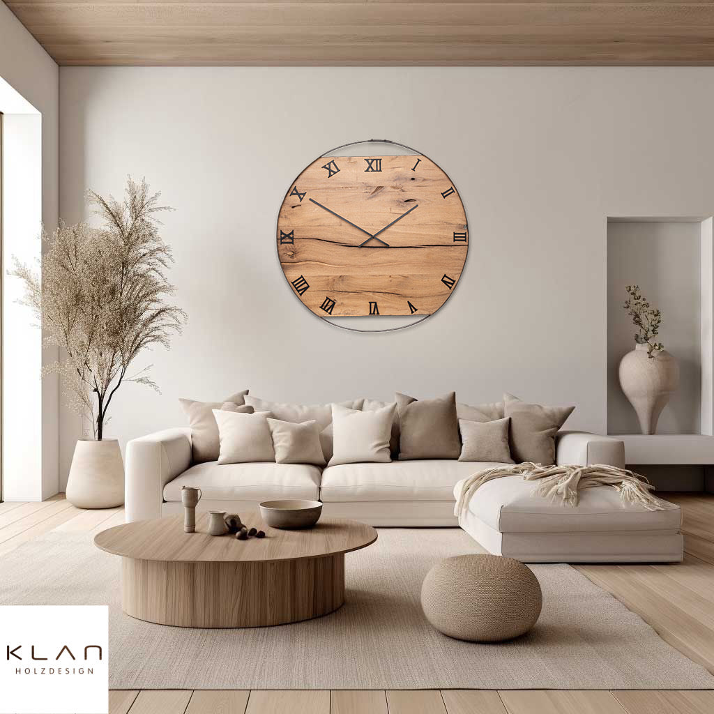 Wanduhr aus Holz als Designobjekt im Essbereich