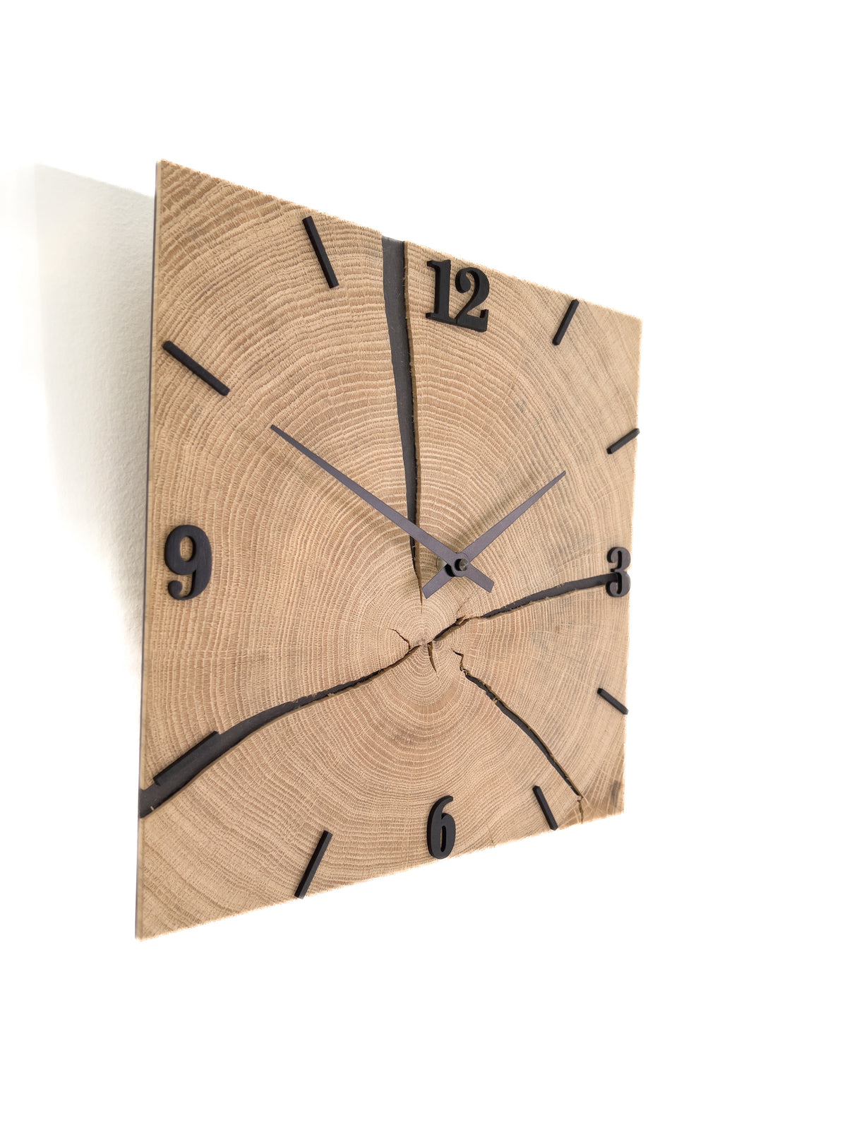 Handgefertigte Quadratische Wanduhr aus Eiche 30 × 30 cm – No. 512 – Gesamtansicht