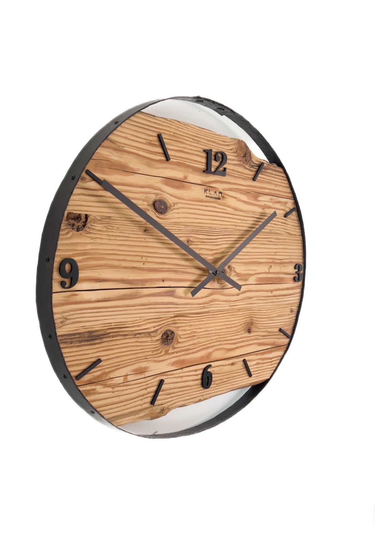 Handgefertigte Wanduhr aus Altholz-Fichte 55 cm mit Fassring – No. 515 – Detailansicht