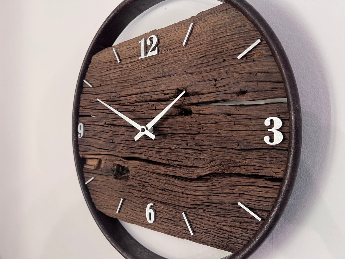 Handgefertigte Wanduhr aus Altholz-Eiche 40 cm im originalen Weinfassring – No. 556 – Materialdetail
