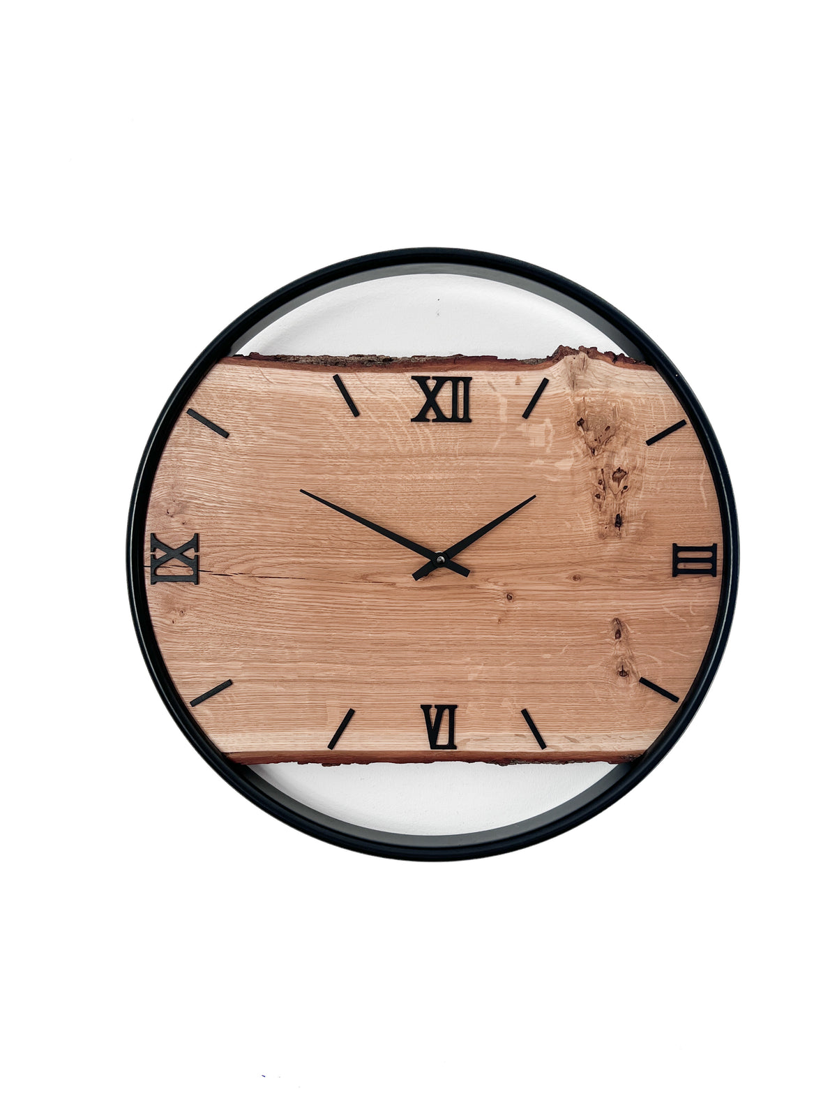Handgefertigte Wanduhr aus Eiche 45 cm mit Naturkante & schwarzem Edelstahlring – Unikat No. 567