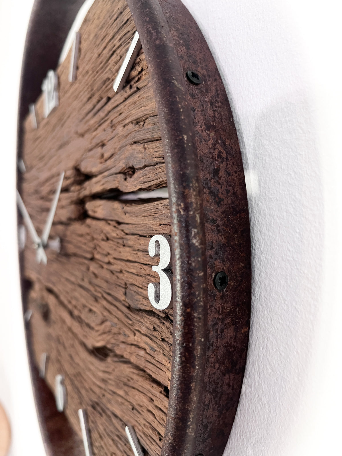Handgefertigte Wanduhr aus Altholz-Eiche 40 cm im originalen Weinfassring – No. 556 – Seitenansicht