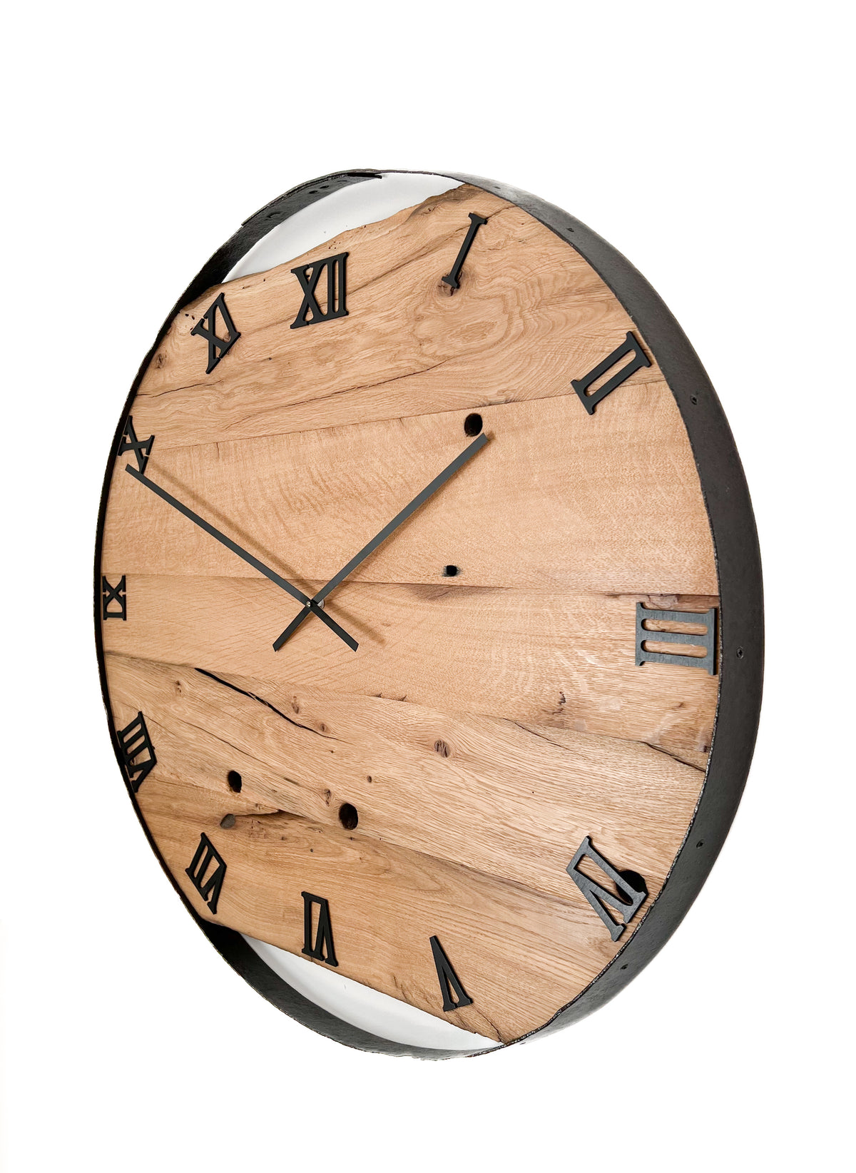 Handgefertigte XXL-Wanduhr aus Altholz-Eiche 83 cm mit Fassring – No. 388 – Seitenansicht