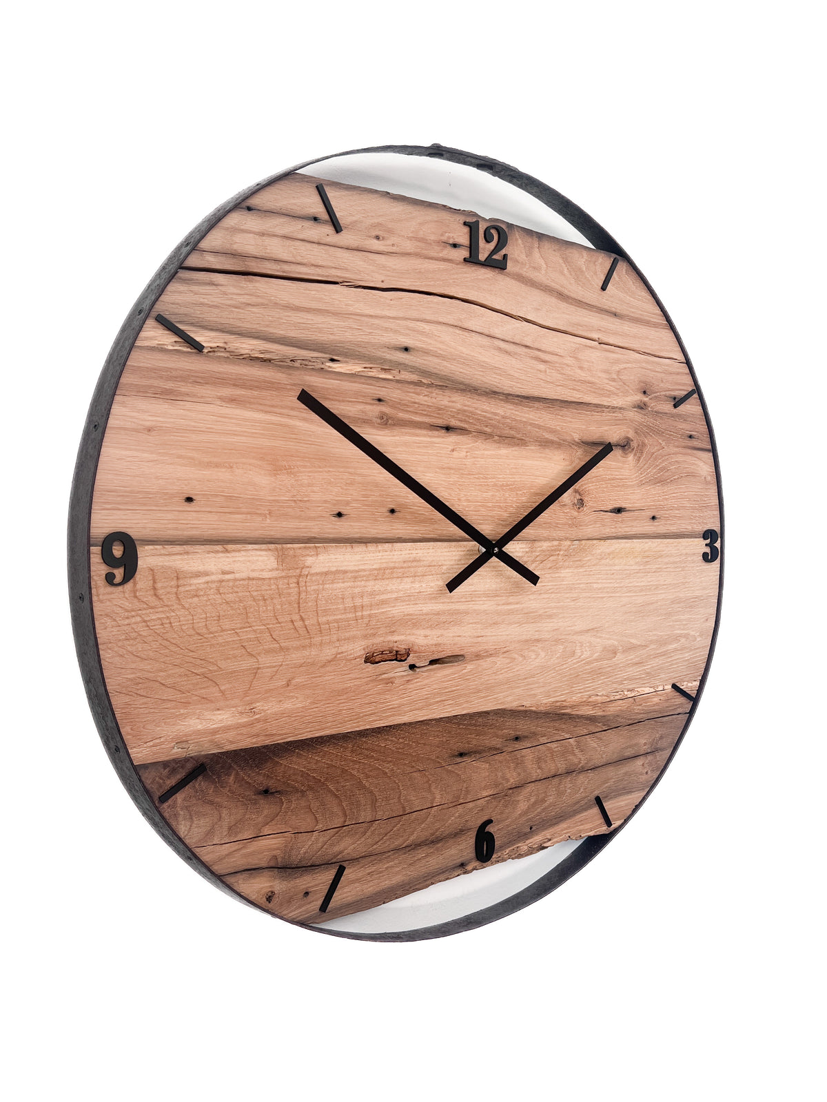 Handgefertigte XXL-Wanduhr aus Altholz-Eiche 74 cm mit Fassring – No. 564 – Detailansicht