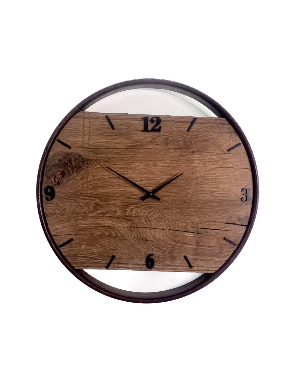 Handgefertigte Wanduhr aus Altholz-Eiche 50 cm mit Edelstahlring – No. 552 – Gesamtansicht