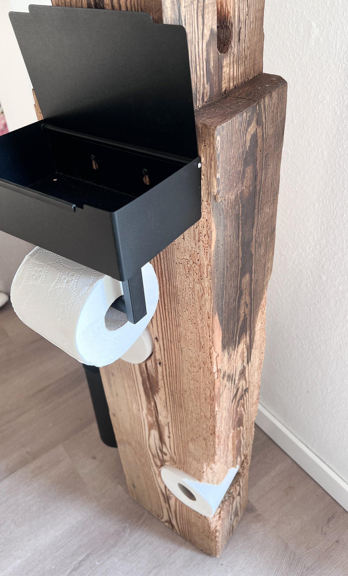 Handgefertigter Toilettenpapierhalter aus Fichte 104 × 35 cm mit Blitzstruktur – Detailansicht